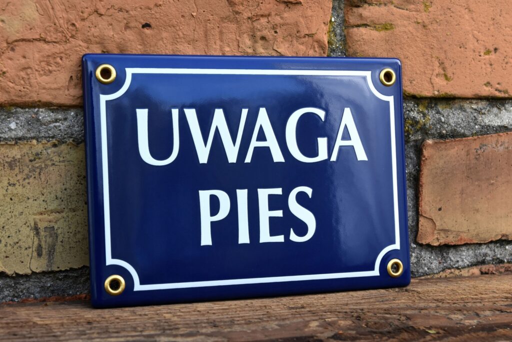 elegancka tablica uwaga pies