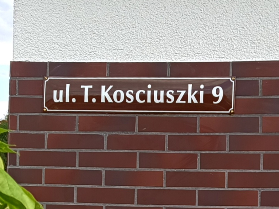 klasyczna tablica z nazwą ulicy